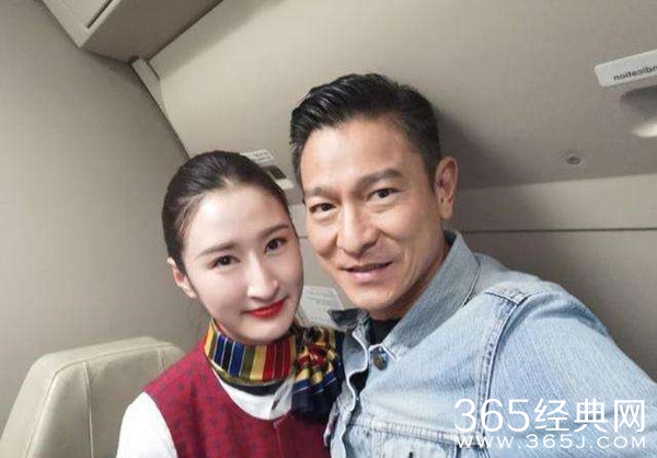 亲切没架子！刘德华与空姐合影