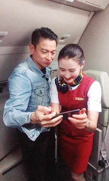亲切没架子！刘德华与空姐合影