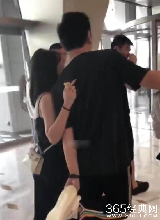 王思聪一手搂白衣美女 转头又和吊带小姐姐闹着玩