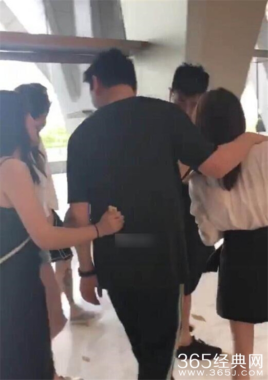 王思聪一手搂白衣美女 转头又和吊带小姐姐闹着玩