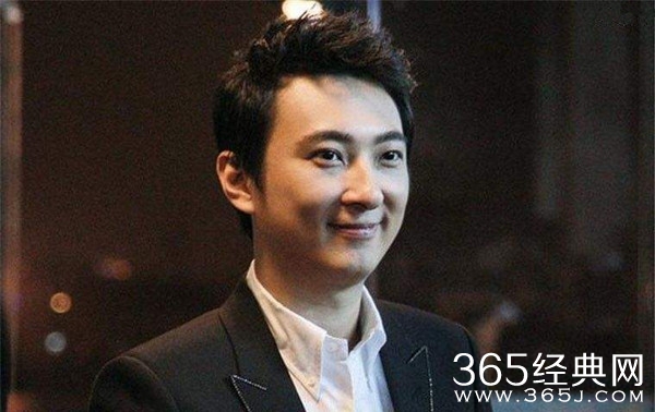 王思聪一手搂白衣美女 转头又和吊带小姐姐闹着玩