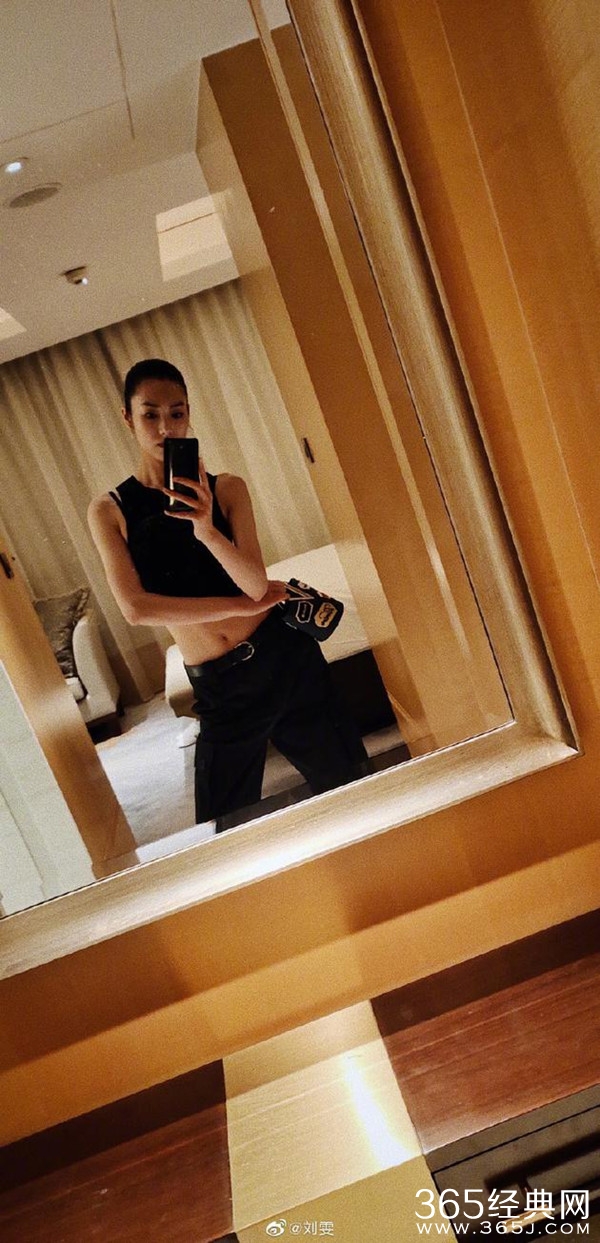 刘雯深夜晒自拍照 烟熏妆造型魅惑十足