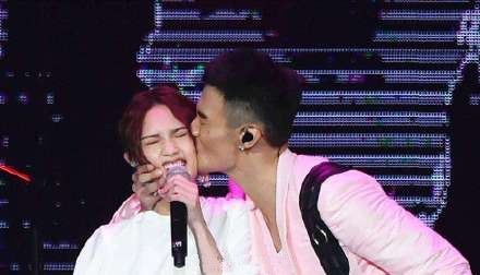 祝福满满 李荣浩向杨丞琳求婚成功！