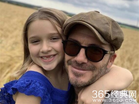 “小七”哈珀8岁生日 模仿母亲辣妹经典动作