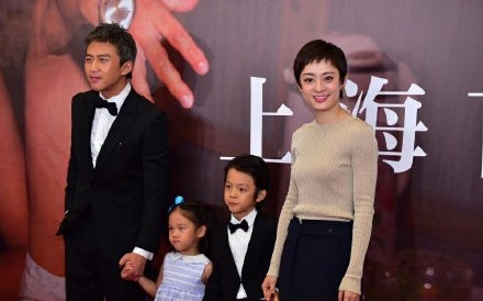 邓超一家首合体亮相 孙俪调侃老公“拖后腿”