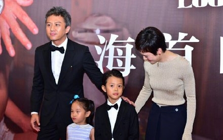 邓超一家首合体亮相 孙俪调侃老公“拖后腿”