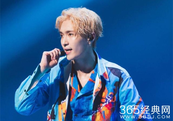 王俊凯低调看张艺兴演唱会 力挺张艺兴！