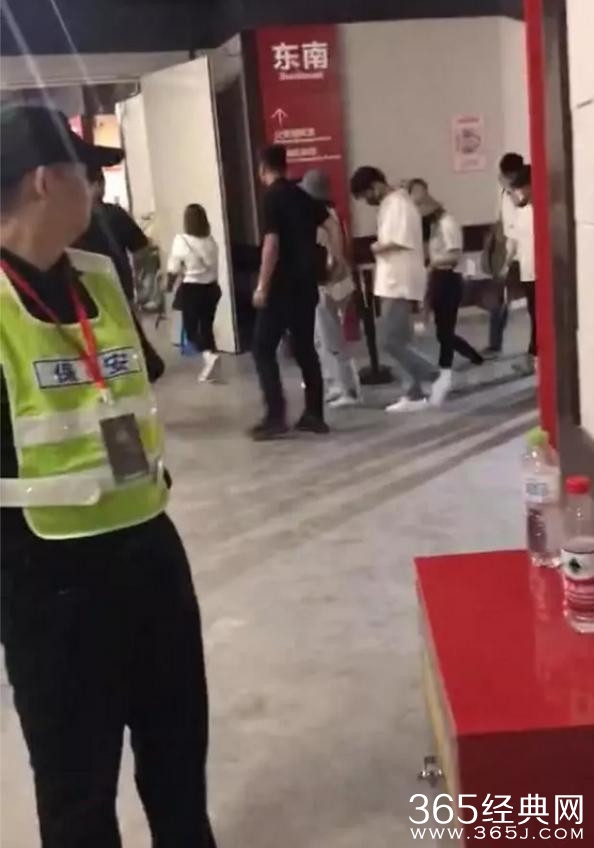 王俊凯低调看张艺兴演唱会 力挺张艺兴！