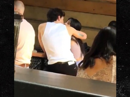 萌德卡妹疑似恋情曝光 牵手出街甜蜜爆表