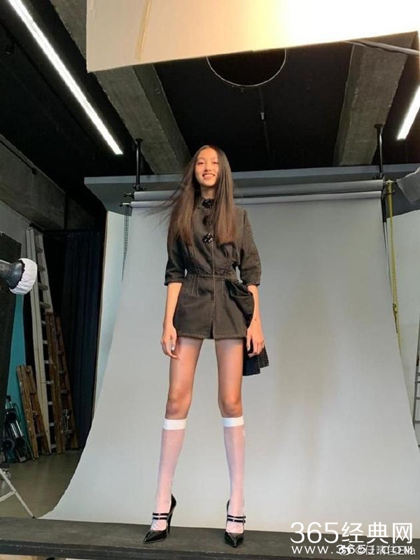 任达华女儿逆天大长腿 年仅14不输超模