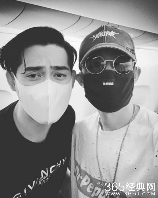 吴建豪晒与周渝民同框照片 口罩遮脸还是被一眼认出