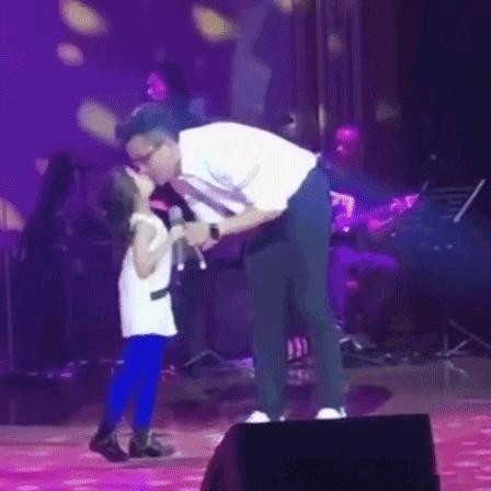 父爱满满！刘恺威小糯米合唱 五岁小糯米台风稳健