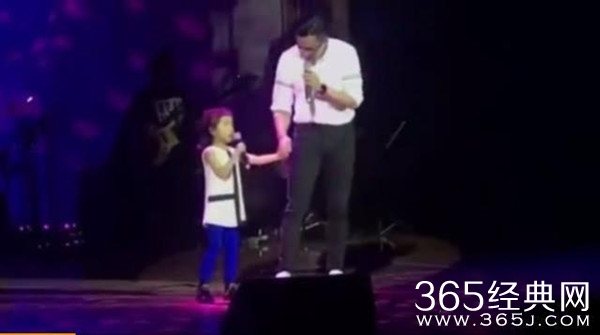 父爱满满！刘恺威小糯米合唱 五岁小糯米台风稳健