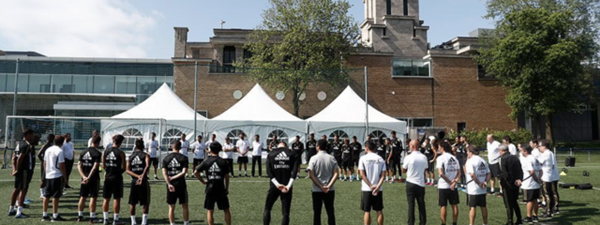 齐达内兄弟离世 皇马全体球员为他默哀