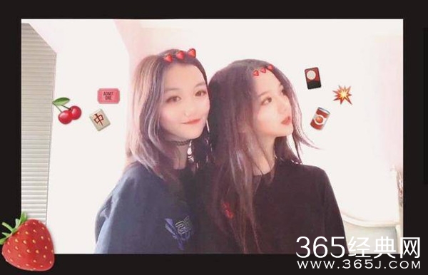 模特风范 李嫣与闺蜜拍写真 酷似妈妈王菲