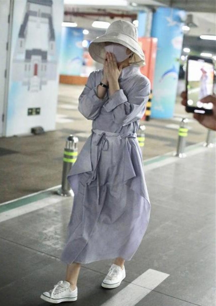 赵丽颖产后四个月现身机场 全身包裹严实密不透风