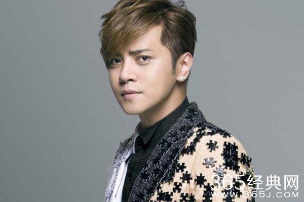 与粉丝亲密互动引热议 罗志祥回应：这是家人