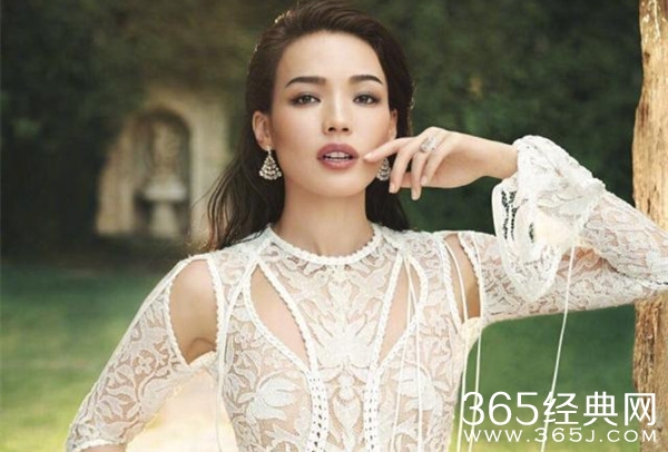 画风突变！舒淇荧光橙造型 紫色皮肤搭配荧光唇色