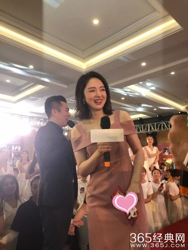 董璇与高云翔离婚后现身 笑容满面颜值依旧能打