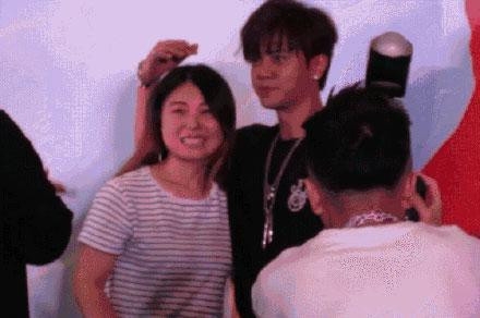 玩好大！罗志祥当众与粉丝亲亲 称粉丝为家人
