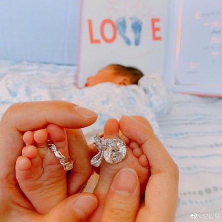 安以轩生子 晒出宝宝小脚丫 母子平安