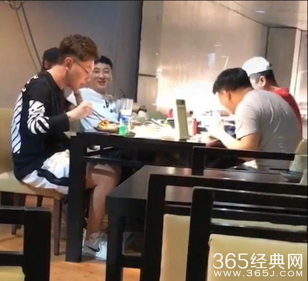 王思聪股权被冻结 与友人聚餐丝毫不在意