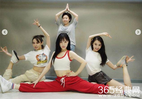 李小璐秀一字马晒美照 网友赞李小璐好身材好少女