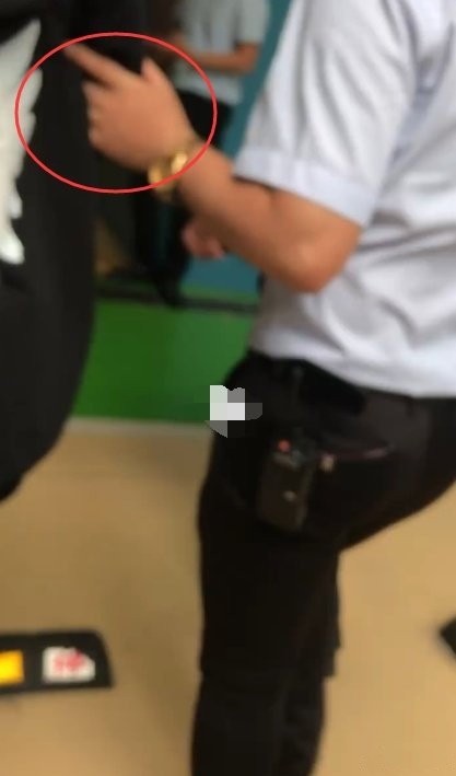 Angelababy在机场被保安推挤？“推她怎么了”