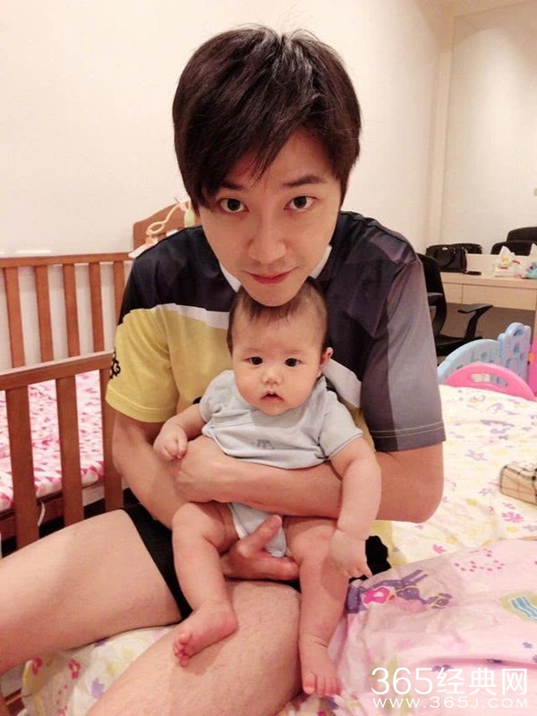 福原爱晒二胎正面照 表情呆萌神似爸爸江宏杰