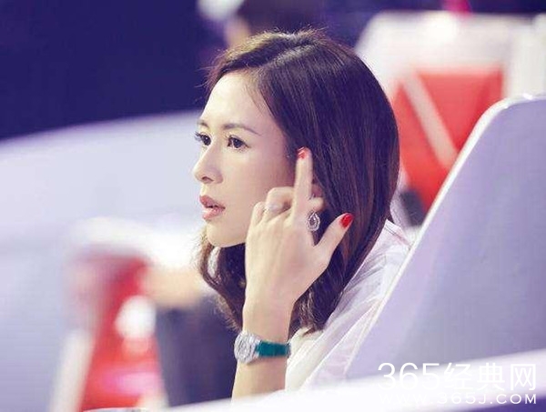 章子怡接女儿放学 孕味十足疑怀二胎