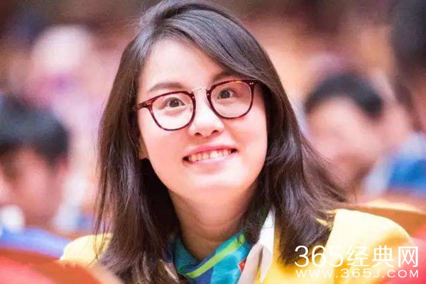 傅园慧预赛出局失利后 50米仰泳预赛第一