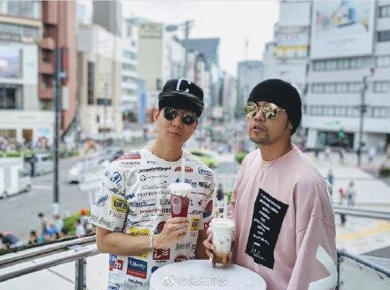 吨吨吨！奶茶达人上线 周杰伦请林俊杰喝奶茶