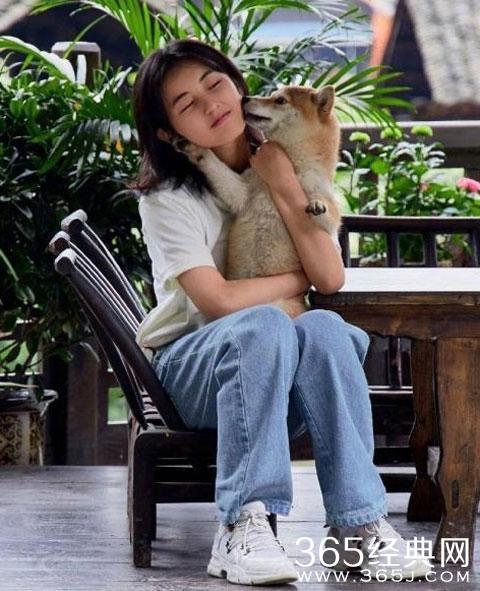 张子枫抱狗姿势太温柔 被夸恬静温柔的女孩子