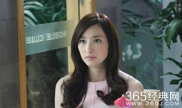 吴佩慈宣布怀四胎 晒出全家福两儿两女