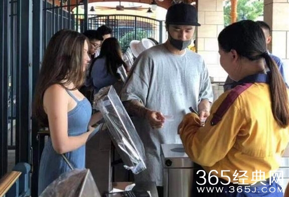 蒋劲夫新恋情曝光？外国美女同游迪士尼