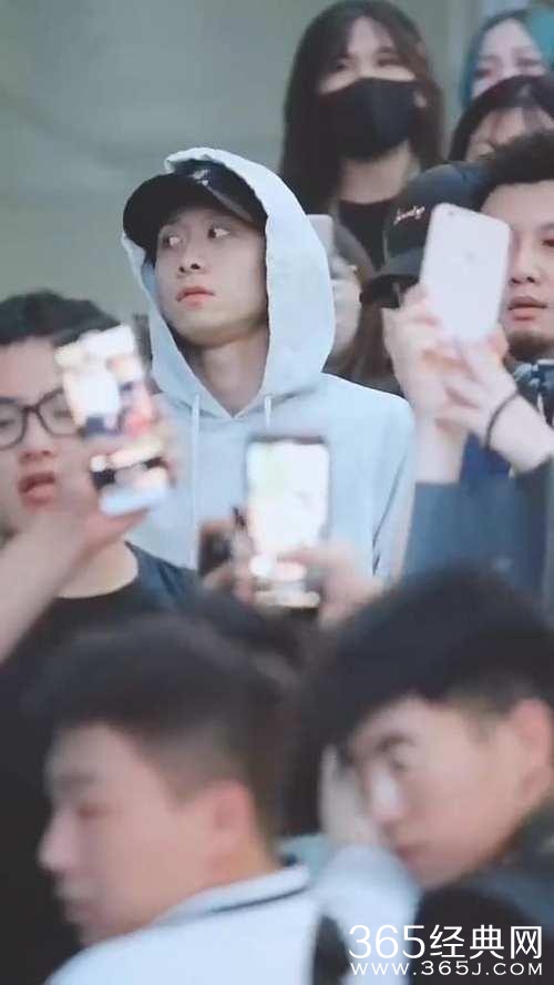 张一山被粉丝围堵 吓成表情包