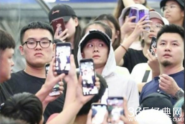 张一山被粉丝围堵 吓成表情包