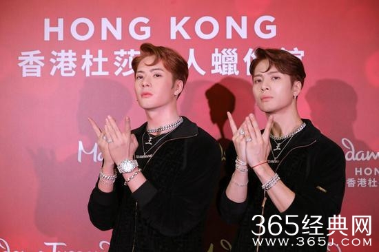 王嘉尔揭幕自己首尊蜡像 真人蜡像傻傻分不清楚