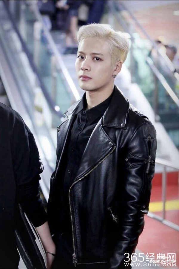 王嘉尔揭幕自己首尊蜡像 真人蜡像傻傻分不清楚