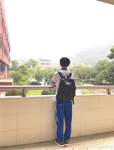 易烊千玺大学生活有点“酷” 找回集体的感觉