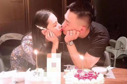张馨予为老公何捷庆生 同时也是结婚一周年纪念
