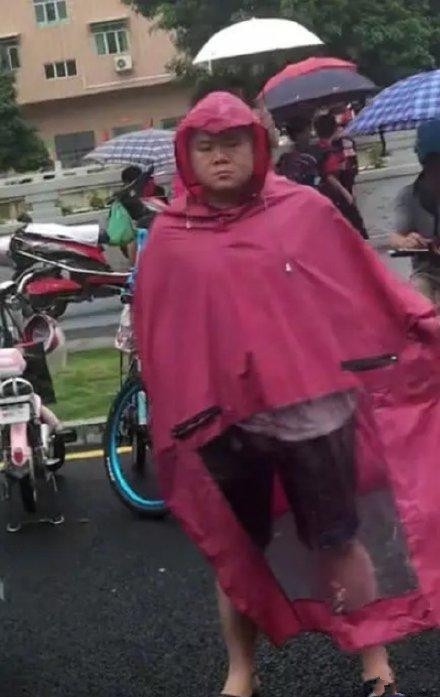 岳云鹏和撞脸烧烤哥见面 同框简直一模一样！