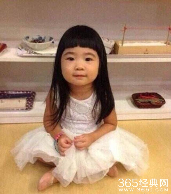 曹格女儿长大了！网友惊呼：“整容式长大”