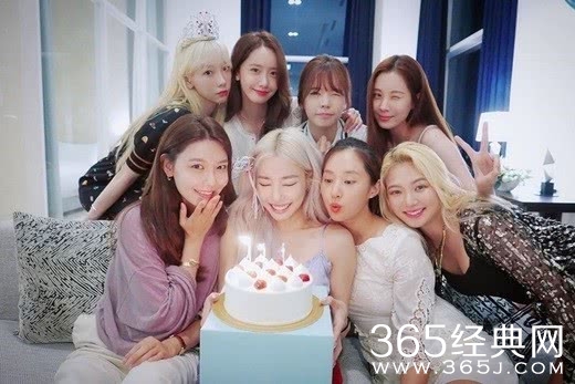 少女时代重聚为Tiffany庆生 八个人友谊100分！