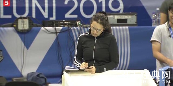 巩俐为新戏现身女排集训 紧盯郎平认真做笔记