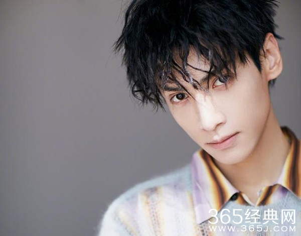 罗云熙拍戏受伤 脚上缠绷带坐轮椅