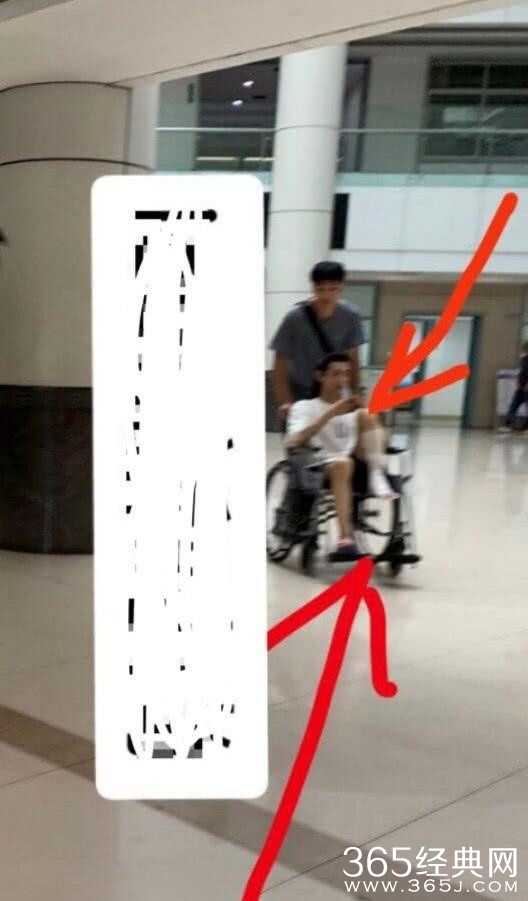 罗云熙拍戏受伤 脚上缠绷带坐轮椅