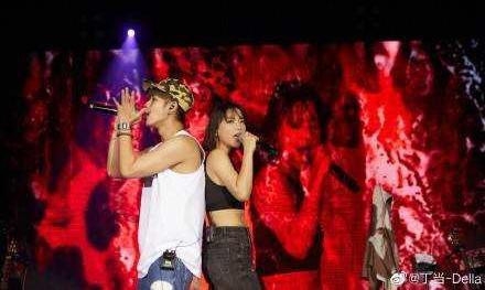 丁当从舞台跌落 屁股跌肿还开玩笑称屁股挺翘