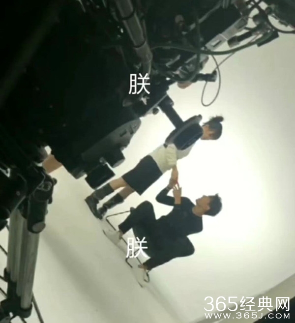 杨紫李现再度合体拍杂志 “佟言夫妇”上线