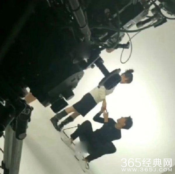 杨紫李现营业拍杂志 再度合体显默契